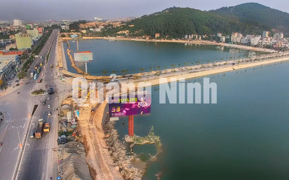 TP Hạ Long cải tạo hồ điều hòa Ao Cá Kênh Đồng, dự kiến sẽ hoàn thành thi công vào cuối năm 2017. Ảnh: Đỗ Phương