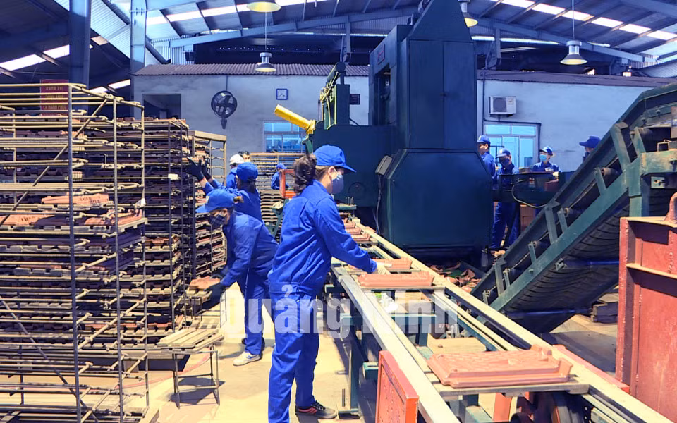 Hoạt động sản xuất kinh doanh của Công ty CP Viglacera Hạ Long (2-2020). Ảnh: Nguyễn Thơm