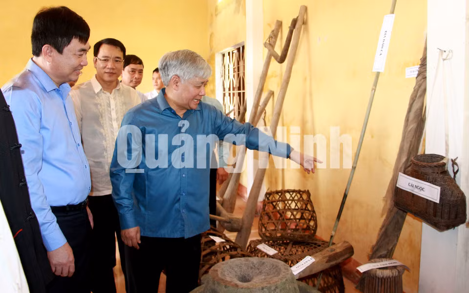 Các đại biểu tham quan khu trưng bày các công cụ sản xuất nông nghiệp của người dân tộc Sán Dìu tại xã Bình Dân (11-2019). Ảnh: Mạnh Trường