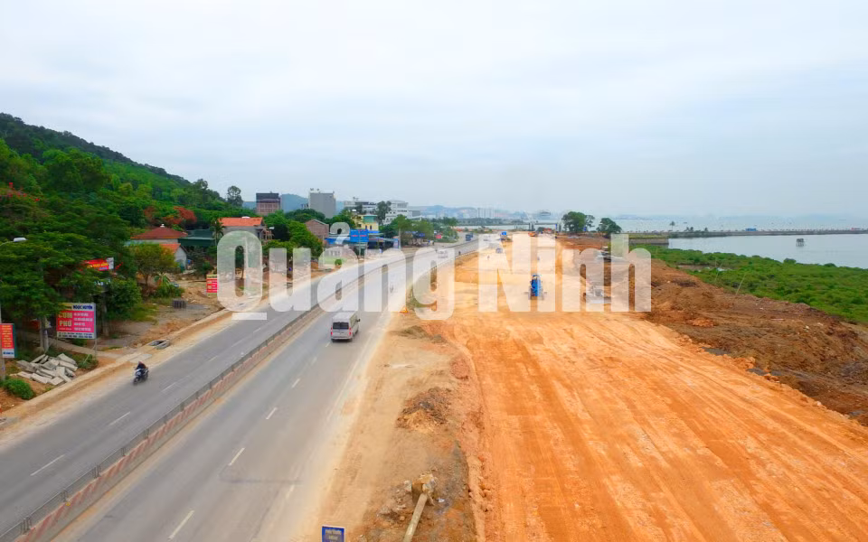 Dự kiến tuyến đường 10 làn xe sẽ hoàn thành vào tháng 2/2018. Ảnh: Khánh Giang