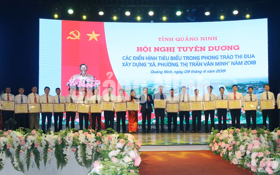 Các tập thể có đóng góp tích cực trong phong trào được nhận bằng khen của UBND tỉnh (4-2019). Ảnh: Minh Hà