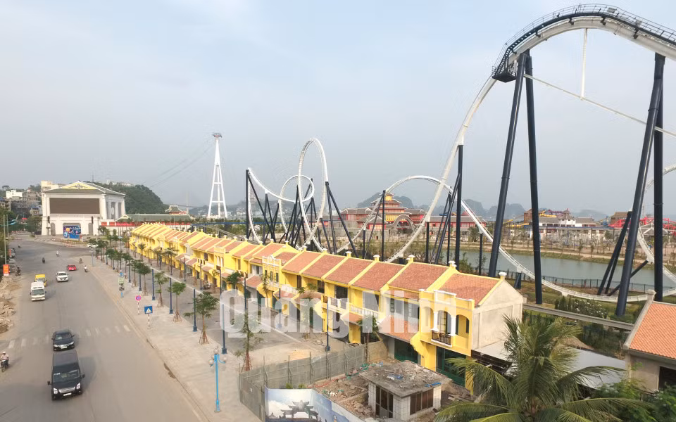 Năm 2015, Tập đoàn Sungroup đã rót vốn, đầu tư để biến khu vực này trở thành khu vui chơi sầm uất, hiện đại, mang đến sản phẩm du lịch mới, hấp dẫn cho khách du lịch khi đến với Quảng Ninh. Ảnh: Khánh Giang