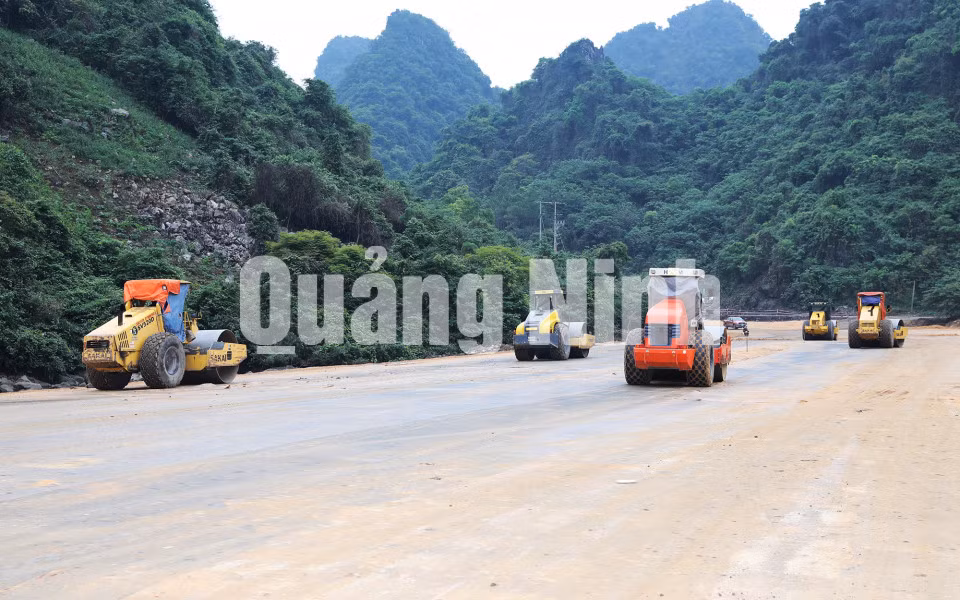 Thi công hạng mục nền đường K95 (4-2020). Ảnh: Đỗ Phương