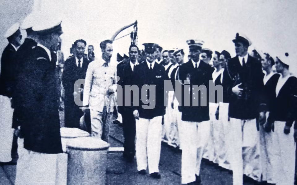 Chủ tịch Hồ Chí Minh duyệt đội danh dự trên chiến hạm Emile Bertin ở Vịnh Hạ Long (24-3-1946).