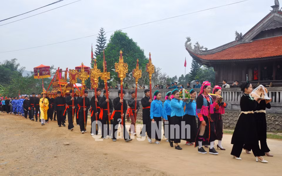 Đám rước linh vị Thành hoàng (huyện Bình Liêu) như một bức tranh về trang phục các dân tộc. Ảnh: Đại Dương