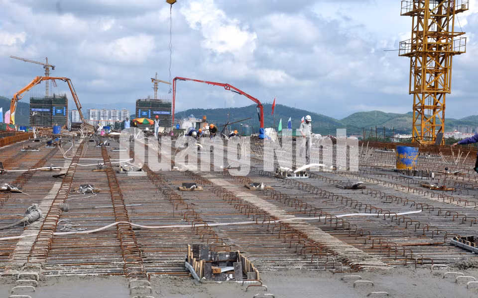 Mẻ bê tông cuối cùng kết cấu chính được các nhà thầu phía nước bạn Trung Quốc thi công. Ảnh: Thái Cảnh