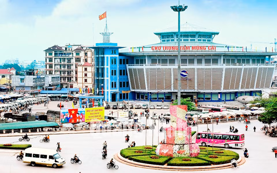 Chợ trung tâm Móng Cái sau khi được đầu tư xây mới năm 2004. Ảnh: Thái Cảnh