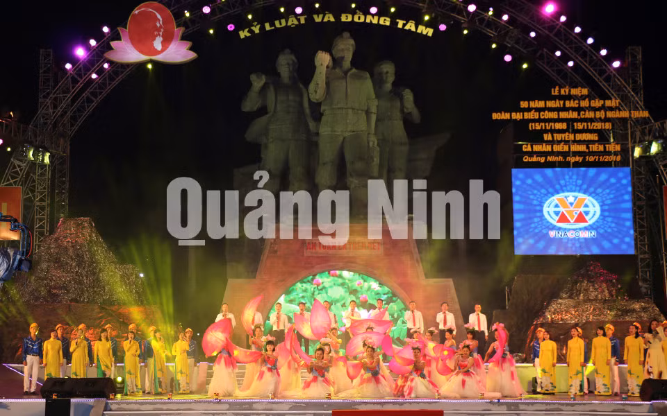 Các tiết mục văn nghệ đặc sắc biểu diễn tại Lễ kỷ niệm 50 năm Ngày Bác Hồ gặp mặt Đoàn đại biểu, công nhân, cán bộ ngành Than 15-11 (1968-2018). Ảnh: Phạm Tăng