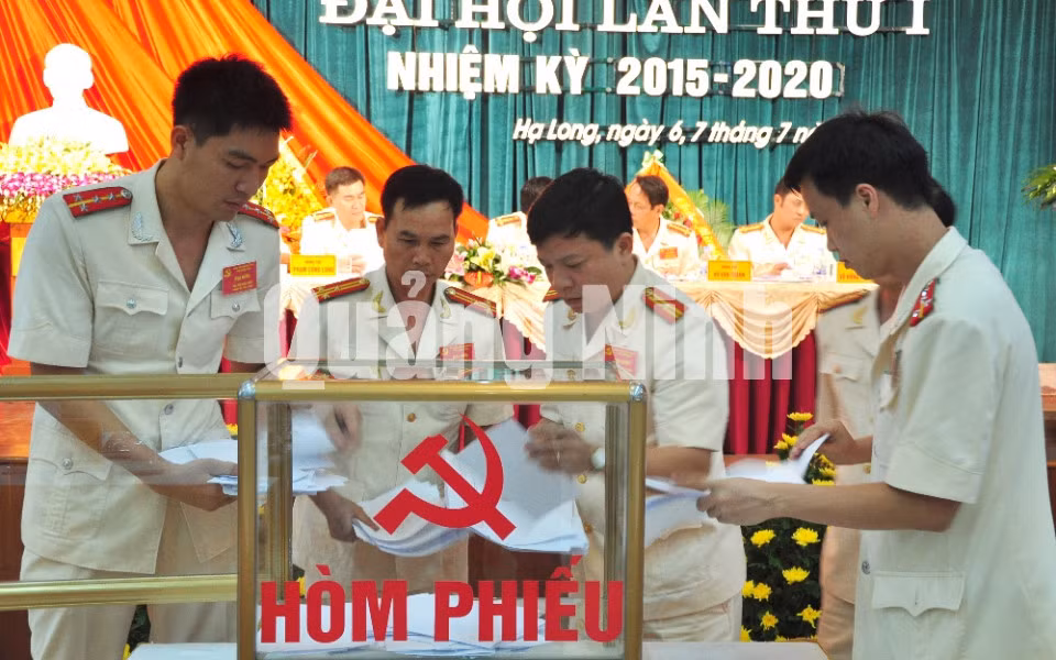 Kiểm phiếu bầu BCH khóa mới.