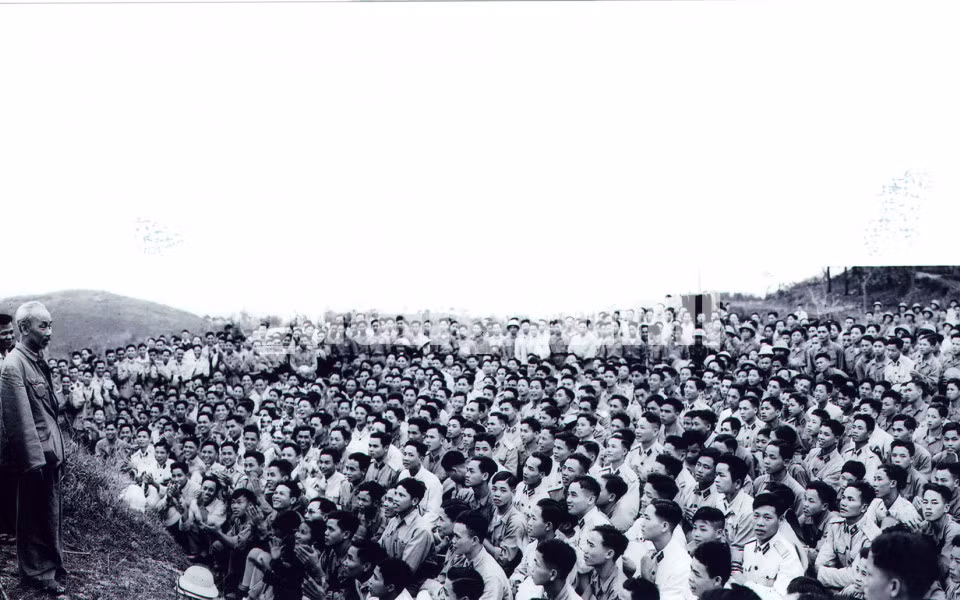Chủ tịch Hồ Chí Minh nói chuyện với cán bộ chiến sĩ Trung đoàn 244 (31-3-1959).