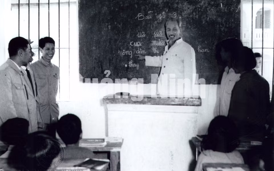 Chủ tịch Hồ Chí Minh thăm một lớp học của Trường Tiểu-Trung học Hoa Văn.