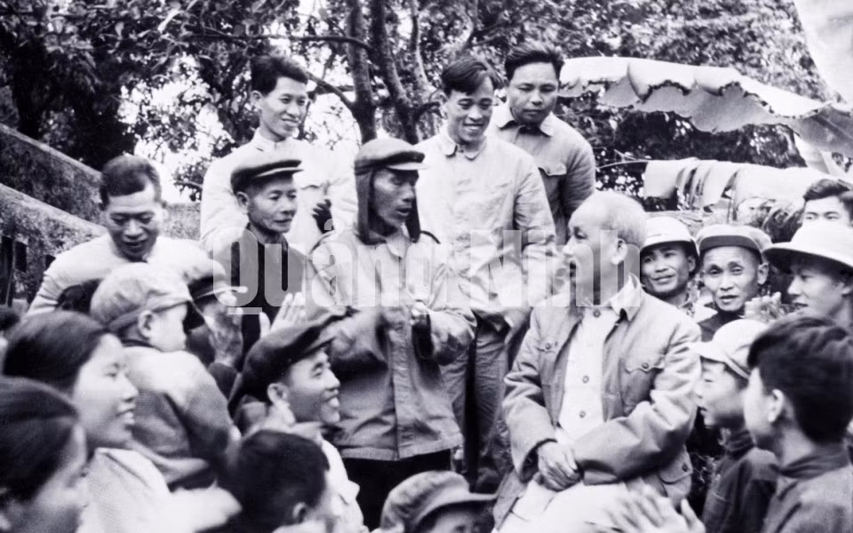 Chủ tịch Hồ Chí Minh cùng đồng chí Hoàng Chính, Bí thư Tỉnh ủy Hải Ninh thăm hỏi cán bộ, xã viên HTX Soáy Nguồn, xã Đoan Tĩnh, TX Móng Cái.