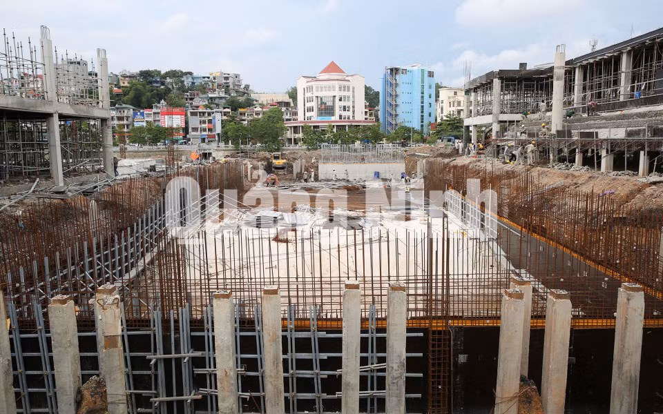 Thi công bể bơi khối nhà B của công trình (8-2018). Ảnh: Đỗ Phương