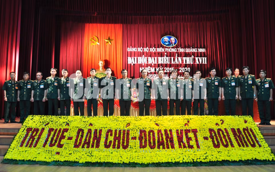 Đoàn đại biểu đi dự Đại hội Đại biểu Đảng bộ tỉnh Quảng Ninh lần thứ XIV ra mắt Đại hội.