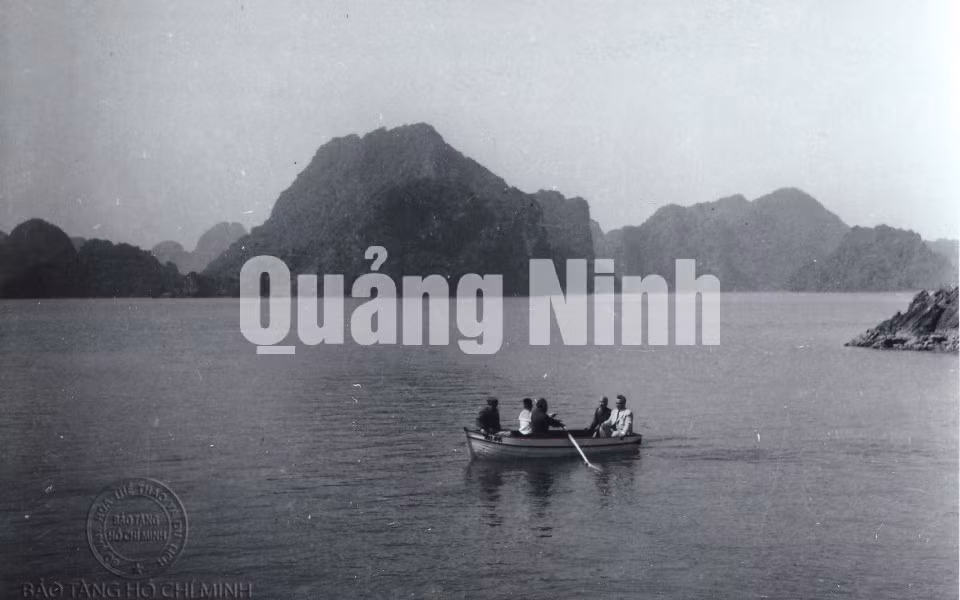 Chủ tịch Hồ Chí Minh cùng G.Titov và Đại sứ Liên Xô tại Việt Nam ngồi xuồng do đích thân G.Titov chèo, ghé vào hòn đảo trên Vịnh Hạ Long mà sau đó được Người đặt tên là đảo G.Titov.