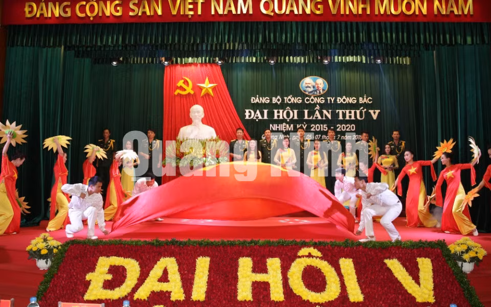 Văn nghệ chào mừng Đại hội.
