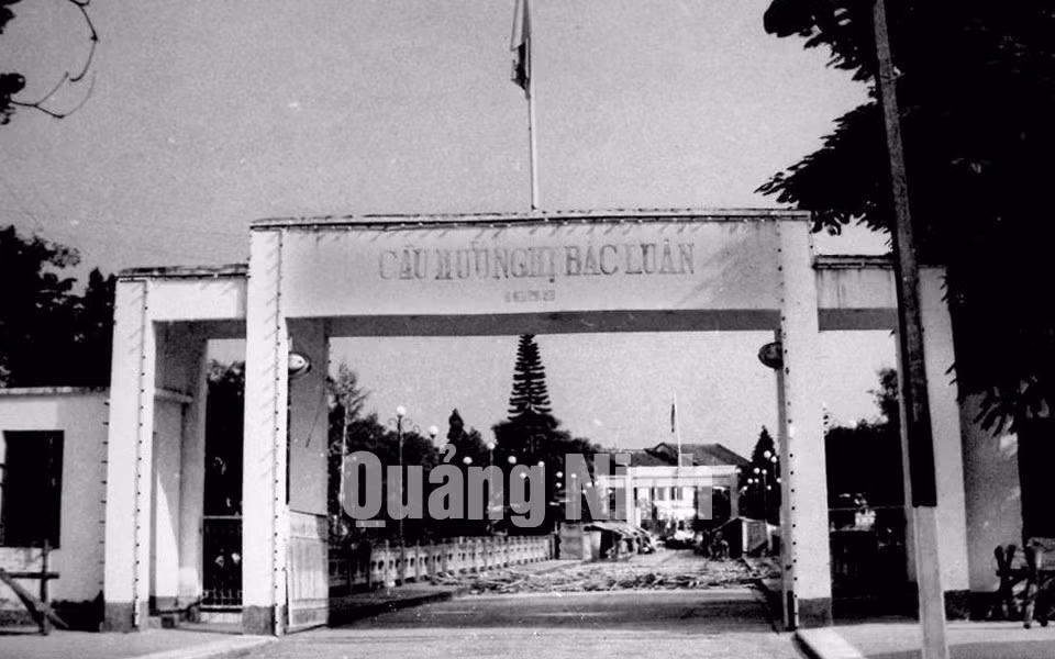 Cầu Hữu Nghị Bắc Luân (ảnh chụp những năm 1960), nay là Cửa khẩu quốc tế Móng Cái. Ảnh Hồng Long (CTV)