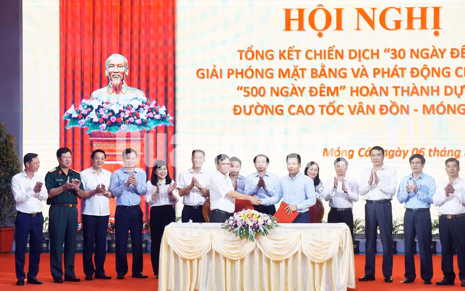 Lễ ký kết triển khai chiếc dịch 500 ngày đêm hoàn thành Dự án đường cao tốc Vân Đồn-Móng Cái (8-2020). Ảnh: Minh Đức