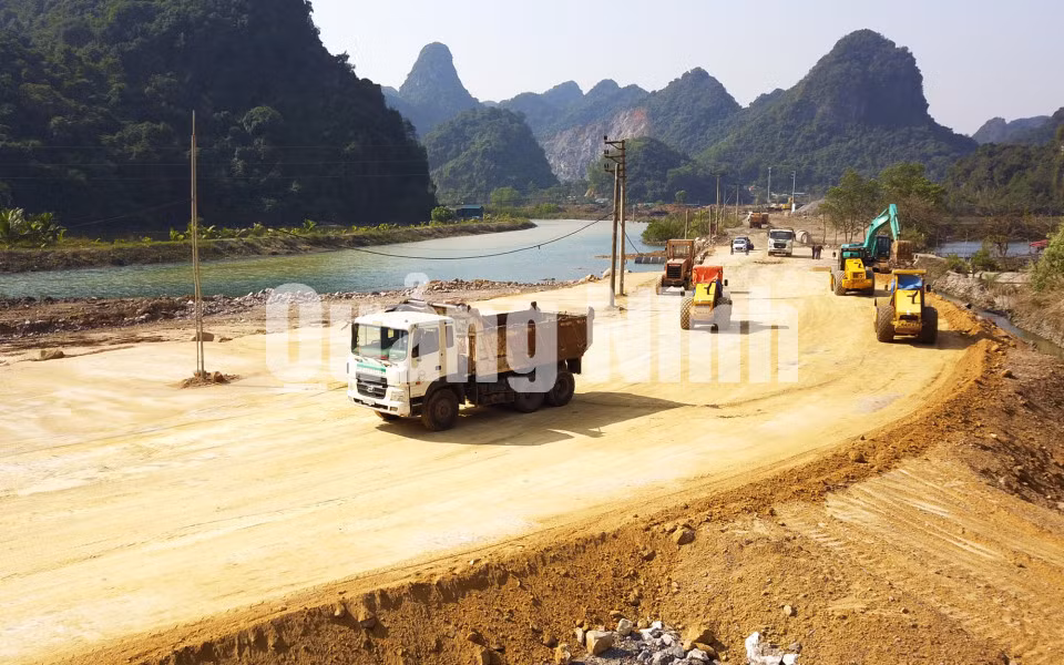 Nhà thầu thi công đắp nền K95 (2-2020). Ảnh: Đỗ Phương