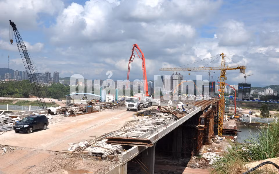 Ngày 25-10-2016, hợp long cầu Bắc Luân II. Ảnh: Thái Cảnh