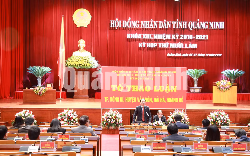 Các đại biểu thảo luận tại tổ (12-2019). Ảnh: Hùng Sơn