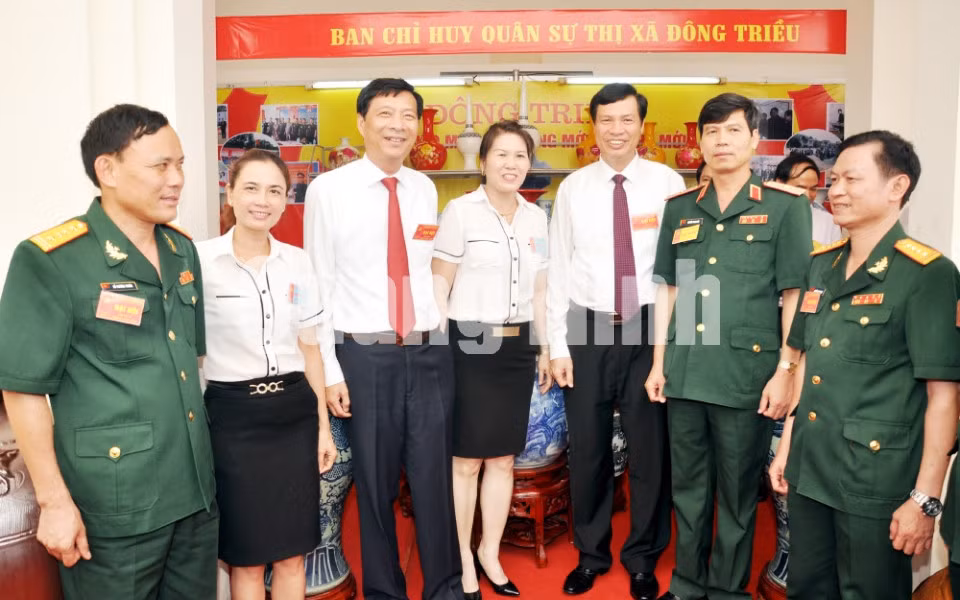 Các đồng chí lãnh đạo tỉnh trò chuyện với đại biểu dự Đại hội.