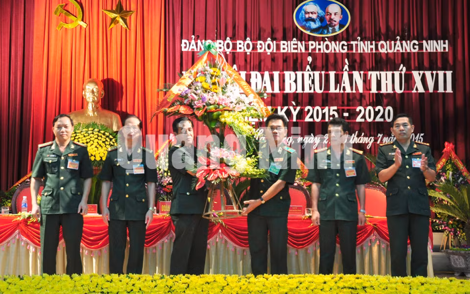 Thiếu tướng Lê Thái Ngọc, Đảng ủy viên, Phó Chính ủy Bộ Tư lệnh BĐBP Việt Nam tặng hoa chúc mừng Đại hội.