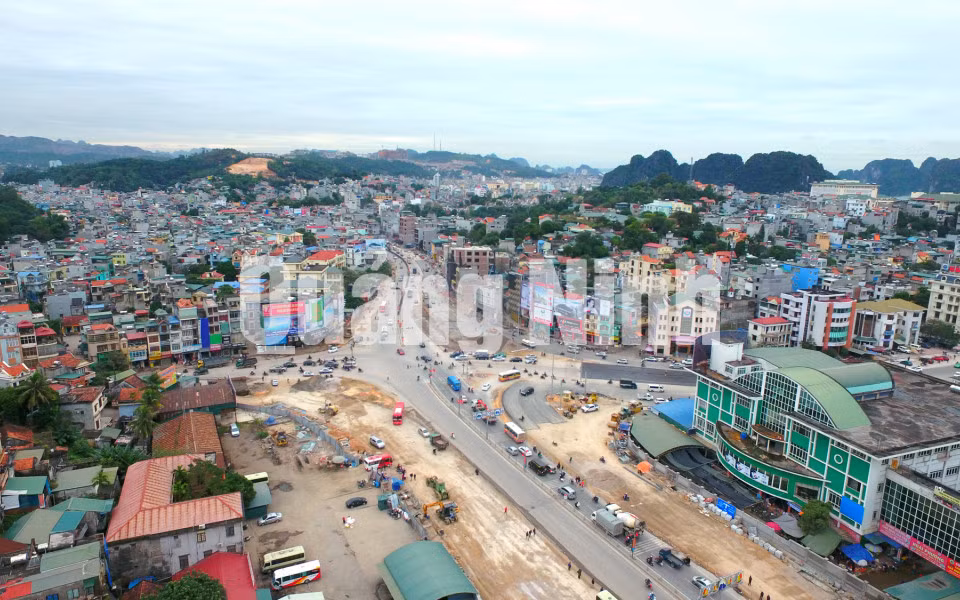 Thi công từ 2 làn xe lên 6 làn xe tại Ngã tư Loong Toòng nhìn từ trên cao. Ảnh: Khánh Giang