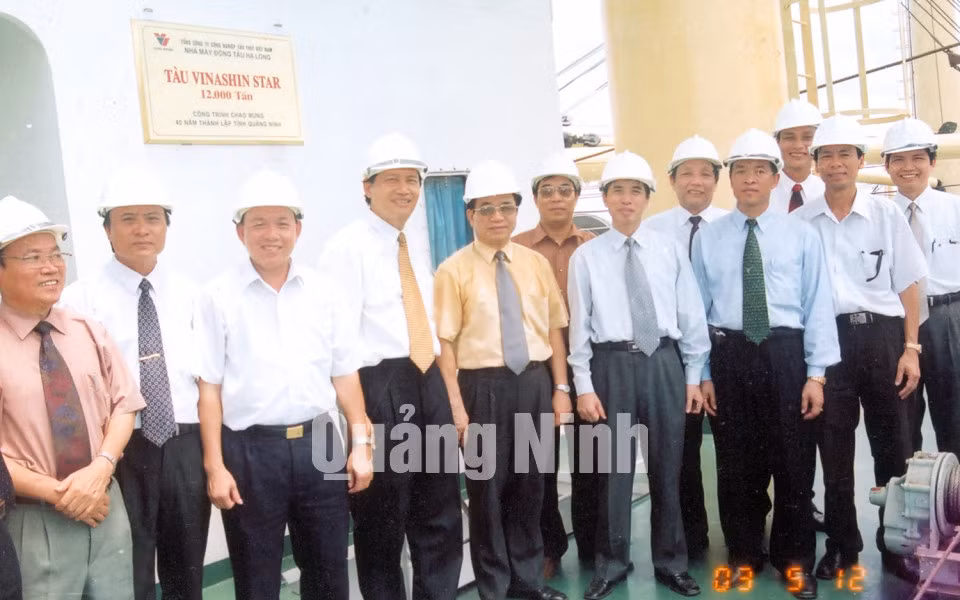 Cắt băng bàn giao tàu Vinashin Star 12.000 tấn. Công trình chào mừng 40 năm thành lập tỉnh Quảng Ninh (1963-2003).