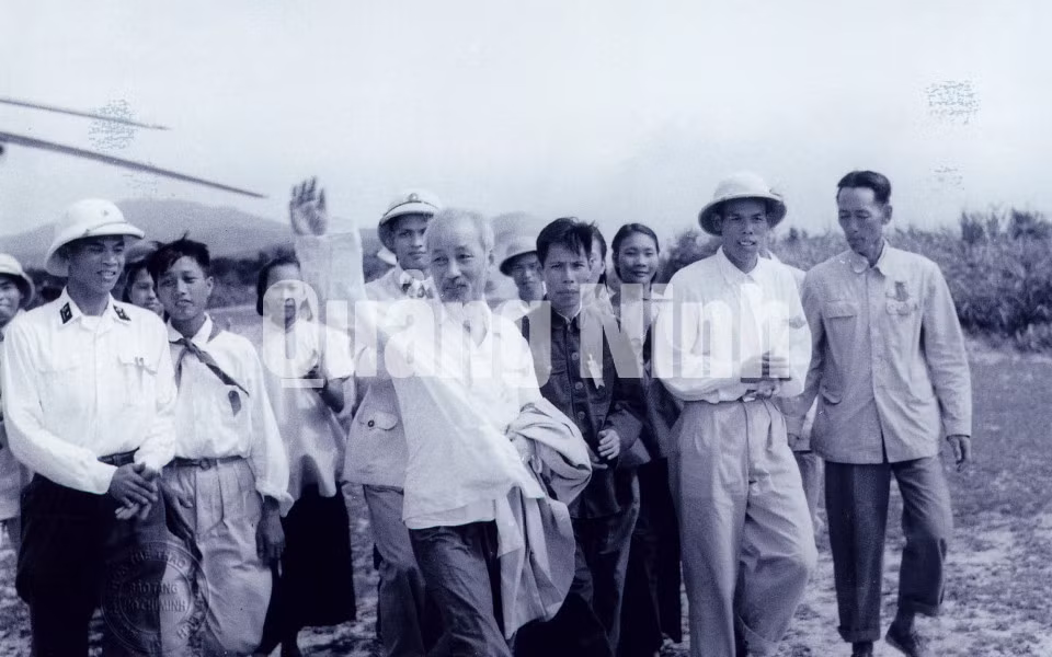 Chủ tịch Hồ Chí Minh từ Trà Cổ đến thăm đảo Cô Tô. Cùng đi với Bác có đồng chí Hoàng Chính, Bí thư Tỉnh ủy Hải Ninh.
