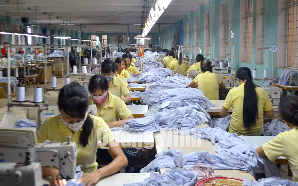 Nữ công nhân làm việc tại Công ty CP May Quảng Ninh (8-2015). Ảnh: Dương Trường