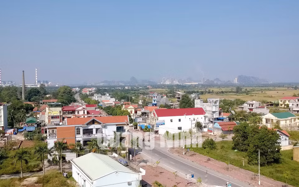 Ngày 25-11-2011, Chính phủ đã ban hành Nghị quyết số 100/NQ-CP, tái lập TX Quảng Yên trên cơ sở toàn bộ diện tích tự nhiên và nhân khẩu của huyện Yên Hưng, tỉnh Quảng Ninh. Ảnh: Ngô Đình Dũng