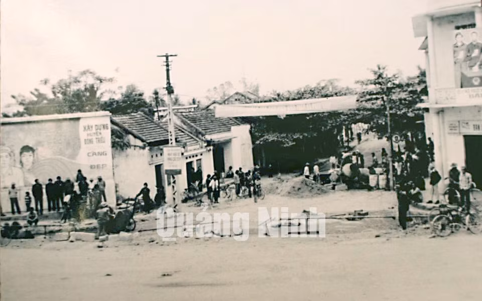 Ngã tư thị trấn Đông Triều, huyện Đông Triều khi xưa. Ảnh: Thanh Tùng (Phòng Văn hóa Đông Triều)