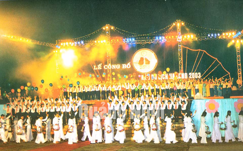 Lễ công bố Năm Du lịch Hạ Long 2003. Ảnh: Đoàn Đức Chính