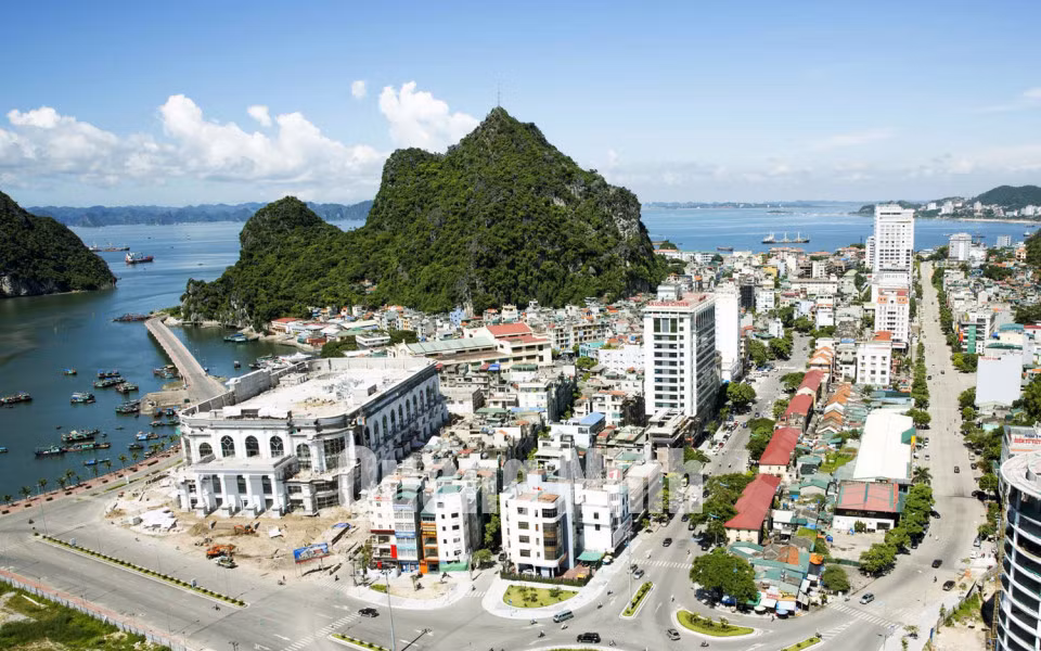 Với việc kêu gọi các doanh nghiệp lớn đầu tư các trung tâm thương mại, khu dân cư dưới chân núi Bài Thơ giờ đây đã sầm uất hơn, đông đúc và hiện đại hơn. Ảnh: Đỗ Phương