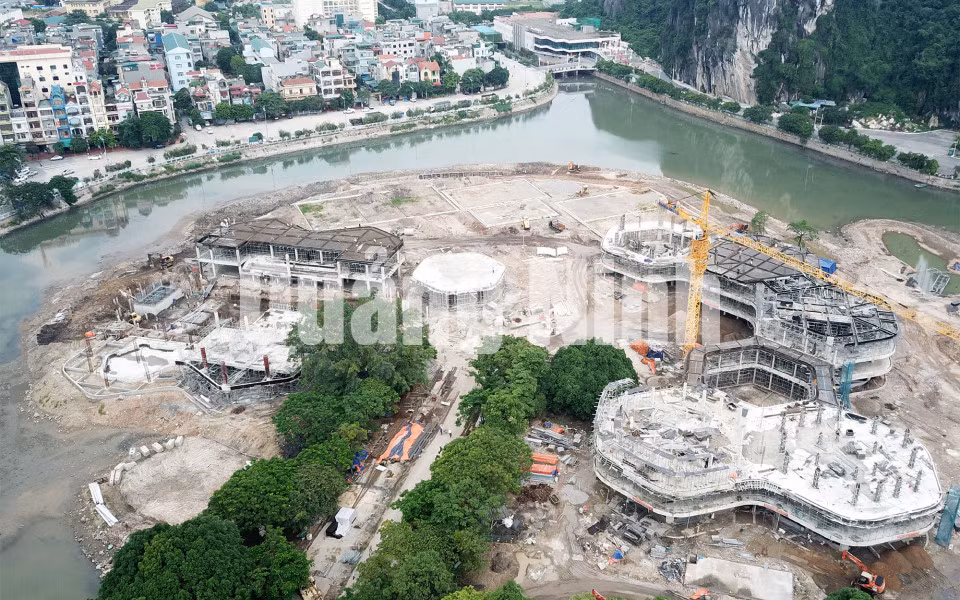 Trên công trường thi công Cung Văn hóa thanh thiếu nhi Quảng Ninh (8-2018). Ảnh: Đỗ Phương
