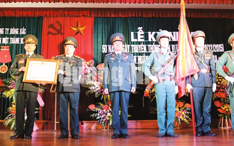 Ngày 20/12, Công ty TNHH MTV 35 tổ chức lễ kỷ niệm 50 năm thành lập, 20/12 (1965-2015 ) và đón nhận Huân chương Bảo vệ Tổ quốc hạng Ba (trong ảnh: Thiếu tướng Phạm Ngọc Tuyển, Chủ tịch kiêm Tổng Giám đốc Tổng Công ty Đông Bắc thừa ủy quyền của Chủ tịch nước trao Huân chương Bảo vệ Tổ quốc hạng Ba cho Công ty TNHH MTV 35). Ảnh: Quang Minh