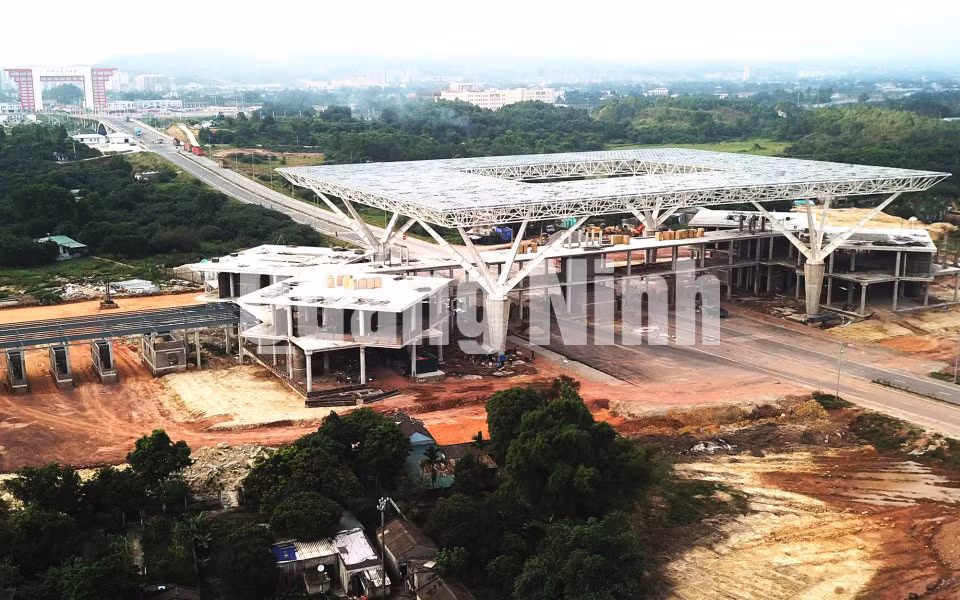 Thi công trụ sở làm việc của Trạm kiểm soát liên ngành cầu Bắc Luân II (6-2019). Ảnh: Đỗ Phương