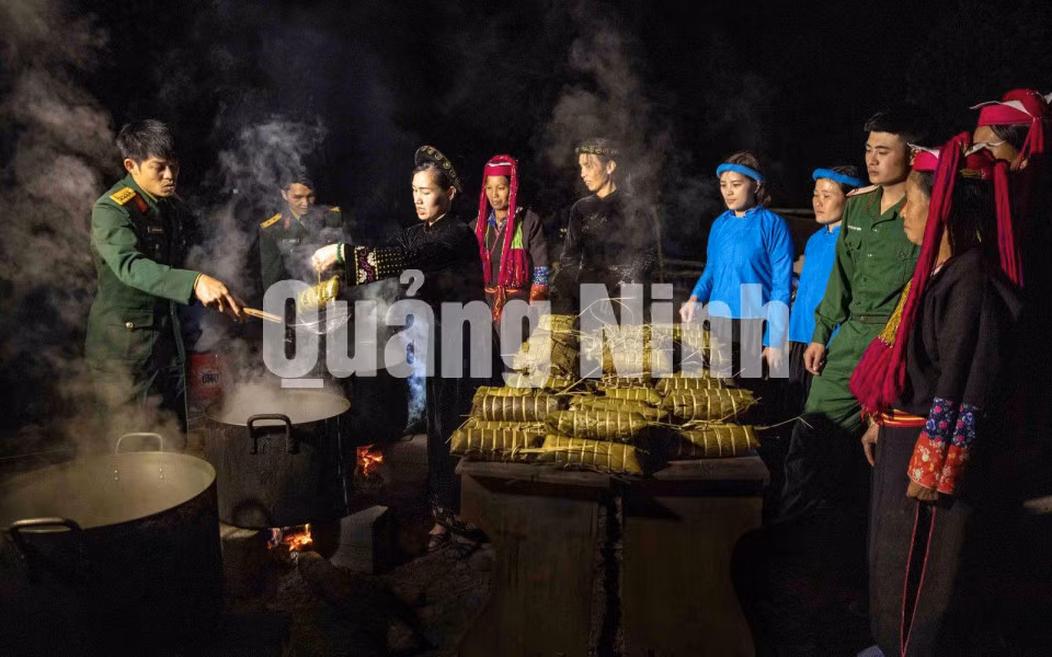 Bộ đội chuẩn bị Tết cùng dân bản. Ảnh: Dương Phượng Đại