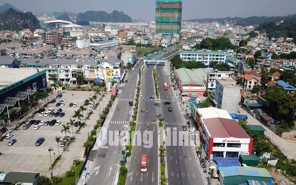 Đường Nguyễn Văn Cừ đã nâng cấp lên 8 làn xe. Ảnh: Khánh Giang