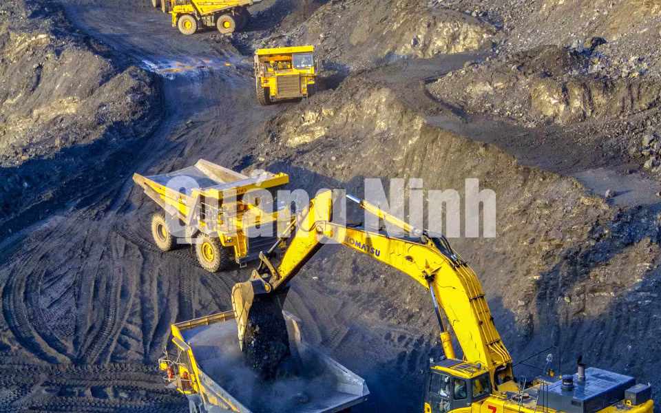 Thợ mỏ Cọc Sáu vào ca (5-2020). Ảnh: Dương Phượng Đại