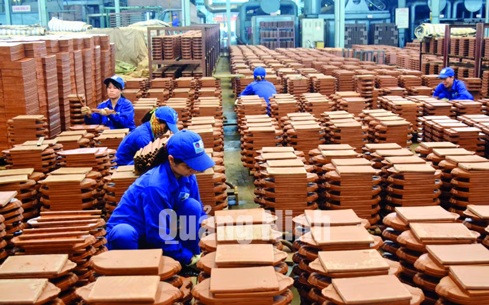 Hoàn thiện sản phẩm gạch, ngói tại Nhà máy gạch Tiêu Giao (Công ty CP Viglacera). Ảnh: Thanh Hằng