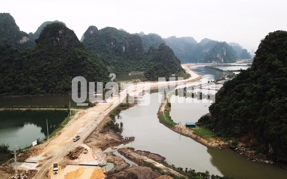 Toàn tuyến đường bao biển Hạ Long - Cẩm Phả đoạn qua TP Cẩm Phả (4-2020). Ảnh: Đỗ Phương