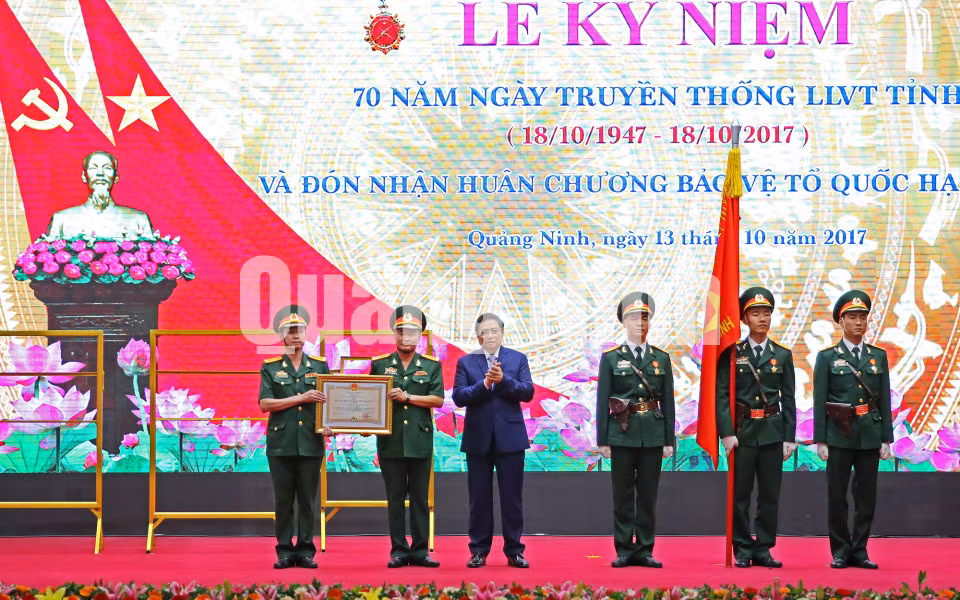 Thừa ủy quyền của Chủ tịch nước, đồng chí Phạm Minh Chính, Ủy viên Bộ Chính trị, Bí thư Trung ương Đảng, Trưởng Ban Tổ chức Trung ương, trao Huân chương Bảo vệ Tổ quốc hạng Nhì cho LLVT tỉnh Quảng Ninh.