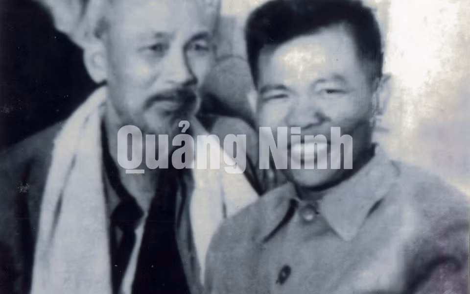 Chủ tịch Hồ Chí Minh chụp ảnh cùng đồng chí Phạm Hoành, Phó Chủ tịch Ủy ban Hành chính khu Hồng Quảng.