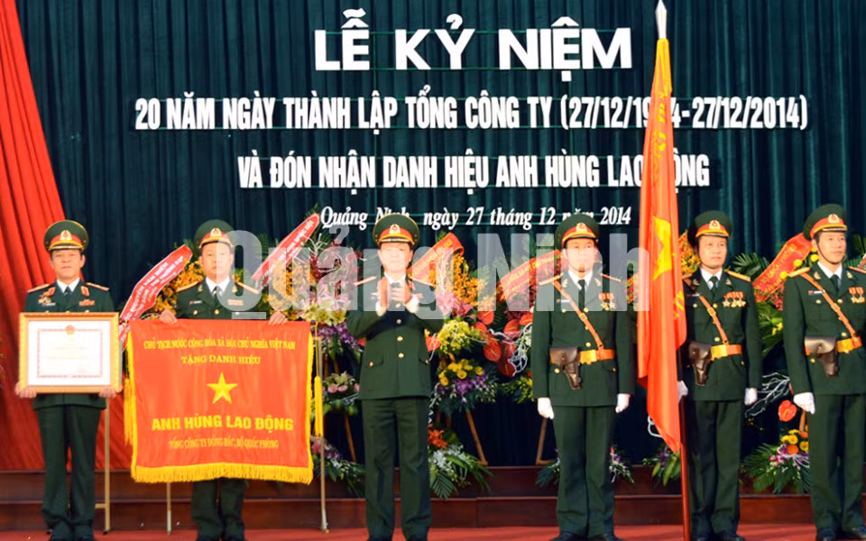 Sáng 27-12, Tổng Công ty Đông Bắc tổ chức Lễ kỷ niệm 20 năm ngày thành lập 27-12 (1994-2014) và đón nhận danh hiệu Anh hùng Lao động (trong ảnh: Thượng tướng Lê Hữu Đức, Ủy viên BCH Trung ương Đảng, Thứ trưởng Bộ Quốc phòng trao tặng danh hiệu Anh hùng Lao động cho Tổng Công ty Đông Bắc). Ảnh: Trúc Linh