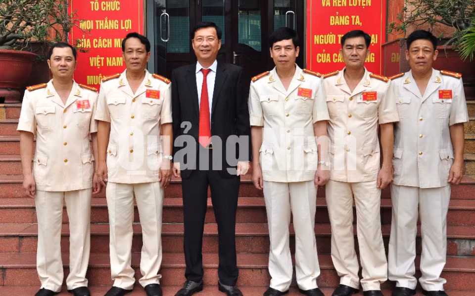 Đồng chí Nguyễn Văn Đọc, Bí thư Tỉnh ủy, Chủ tịch HĐND tỉnh chụp ảnh lưu niệm với các đại biểu.