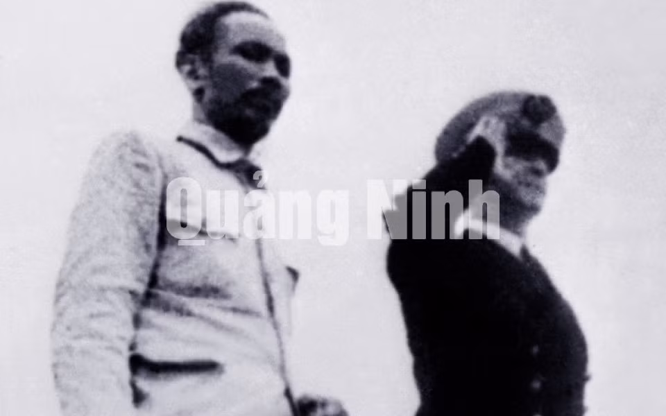 Chủ tịch Hồ Chí Minh và G.T dArgenlieu duyệt binh trên tuần dương hạm Emile Bertin ở Vịnh Hạ Long (24-3-1946)