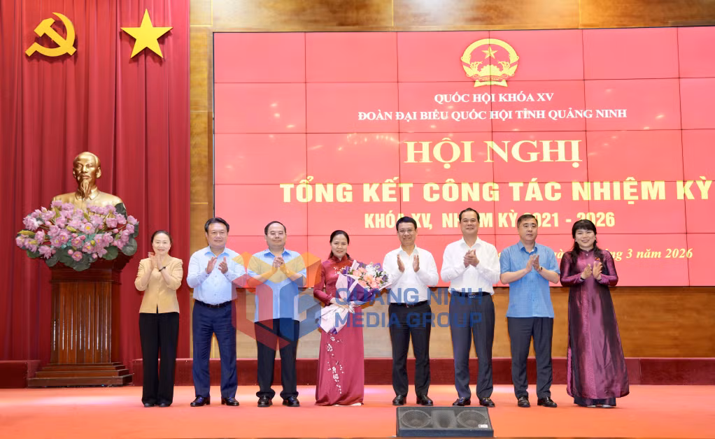 Các đồng chí lãnh đạo tỉnh tặng hoa đồng chí Đỗ Thị Lan, Phó Chủ nhiệm Ủy ban Văn hóa - Xã hội của Quốc hội, ĐBQH tỉnh khóa XV (4-2026). Ảnh: Đỗ Phương