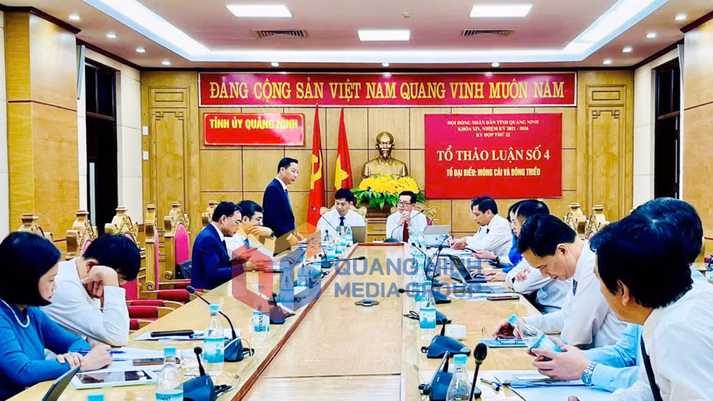 Quang cảnh thảo luận tại Tổ đại biểu Móng Cái và Đông Triều (11-2024). Ảnh: Đỗ Phương